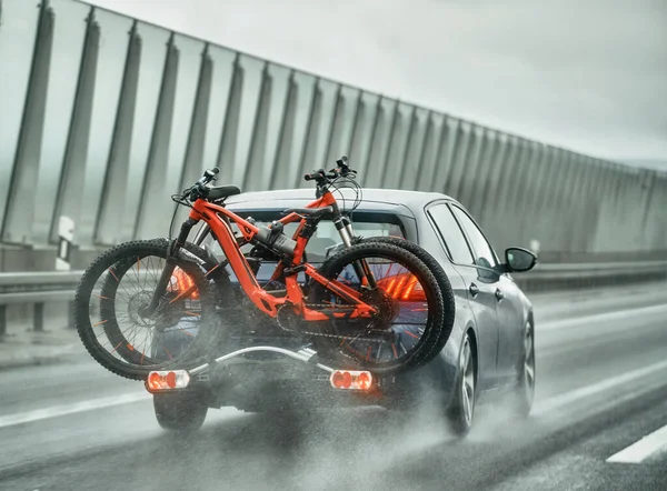 Crossover Suv Αυτοκίνητο Δύο Ποδήλατα Βουνού Φορτωμένο Μια Σχάρα — Φωτογραφία Αρχείου