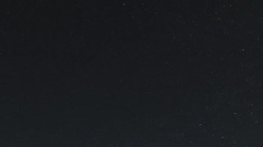 Yıldızlı gece gökyüzünün çok ince kuzey ışıklarıyla zamanlaması. Tam ekran 4k gece gökyüzü zaman atlaması. astronomi arkaplanı.
