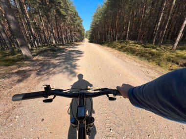 Motosiklet gidonu yakın plan. Dışarıda bisiklet sürme kavramı