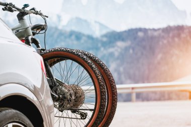 Araba bisiklet taşır. Otoyol boyunca bisikletli bir taşıma aracı kullanılarak arkadan tutulan birkaç motosikletle seyahat eden bir araç. Bisikletli bir araç.