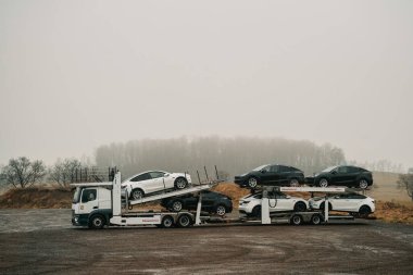 09.04.2023. Avrupa Almanya. Taşıyıcı karavan Tesla Model X otomobilleri taşıyor