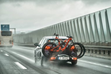 15.04.2023 Almanya, Avrupa Araba bisiklet taşıyor. Otoyol boyunca bisikletli bir taşıma aracı kullanılarak arkadan tutulan birkaç motosikletle seyahat eden bir araç. Bisikletli bir araç.