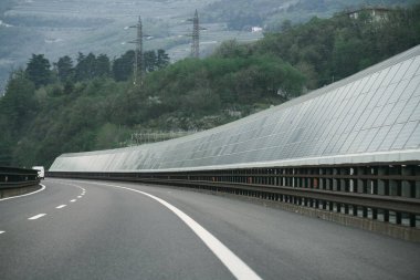 Solar Highway otoyol boyunca bir gürültü bariyeridir. Avrupa 'daki otoyollar boyunca güneş modülleri. Sürdürülebilir gelecek kavramı.
