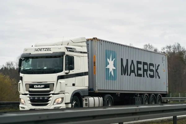 2023 Duitsland Europa Vrachtwagen Met Maersk Zeecontainer Een Snelweg Maersk — Stockfoto