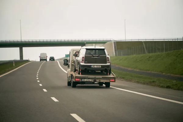 2023 Niemcy Europa Ciężarówka Holownicza Drodze Koncepcja Pomocy Drogowej — Zdjęcie stockowe
