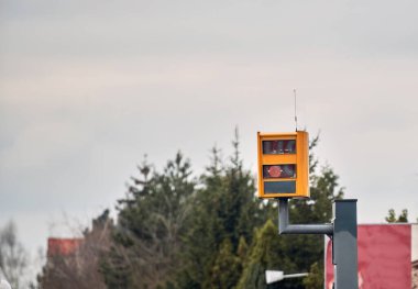 Polonya 'da hız kamerası var. Sarı hız kamerası.