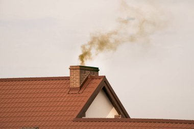 Modern bir bacadan siyah duman çıkıyor. Küresel ısınma ve çevre kirliliği kavramı. Katı yakıtla ısıtma.