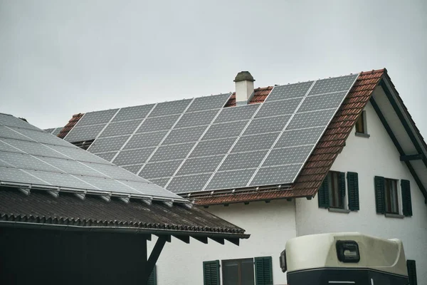 Conceito Futuro Sustentável Empresa Instalação Telhado Solar Painéis Solares Fotovoltaicos — Fotografia de Stock