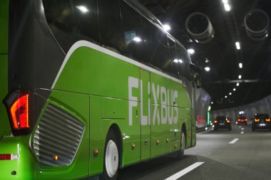 14.04.2023 Avrupa, İsviçre: Otoyoldaki Flixbus otobüsü. Flixbus tüm Avrupa hedeflerine giden şehirlerarası otobüs markası.