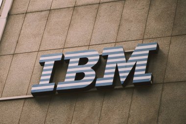 Lugano, İsviçre - 12.04.2023 IBM Müşteri Merkezi binasını süsleyen IBM logosu. IBM, Amerika Birleşik Devletleri 'nin çok uluslu teknoloji ve danışmanlık şirketidir..