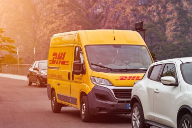 Almanya Avrupa - 15.04.2023 DHL kamyon otoyolda. Uluslararası kurye, paket ve ekspres posta servisi DHL 'ye ait kamyon
