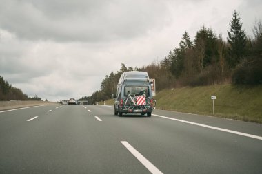 15.04.2023 Almanya, Avrupa Araba bisiklet taşıyor. Otoyol boyunca bisikletli bir taşıma aracı kullanılarak arkadan tutulan birkaç motosikletle seyahat eden bir araç. Bisikletli bir araç.