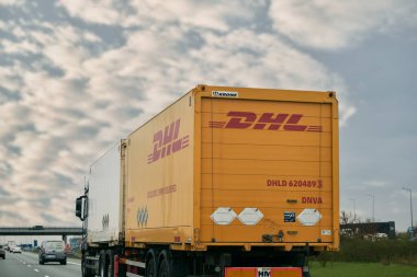 Polonya Avrupa 17.04.2023. DHL dağıtım kamyonu otoyolda..