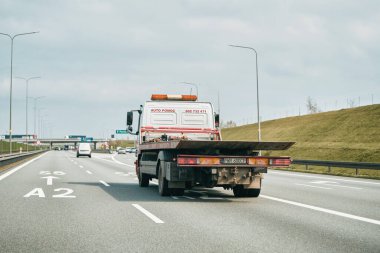 16.04.2023 Polonya, Avrupa. Boş bir kamyon otobanda gidiyor..