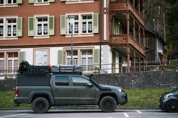 2023 Sveits Europa Pickup Bil Med Boligmodul Suv Hele Familien – stockfoto