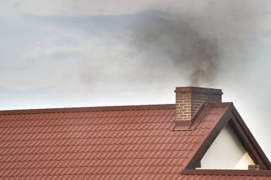 Modern bir bacadan siyah duman çıkıyor. Küresel ısınma ve çevre kirliliği kavramı. Katı yakıtla ısıtma.