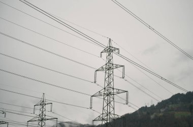 Alp manzarasında yüksek voltajlı elektrik direği. Dağlarda yüksek voltajlı elektrik direği.
