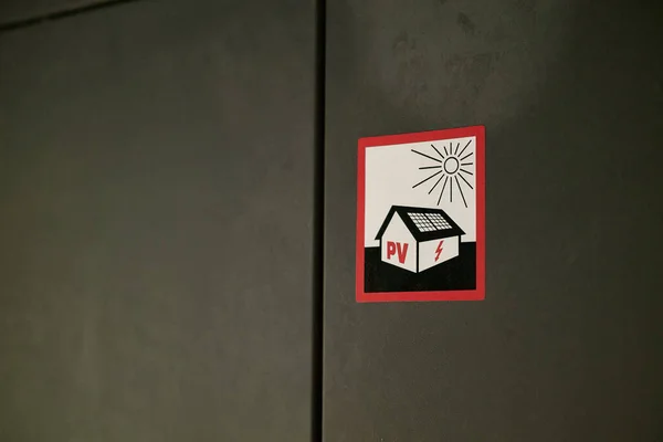 閉じた電気ボックス上の光起電機シール — ストック写真