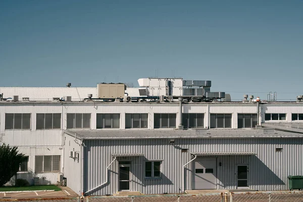 近代的な産業倉庫の外観 倉庫は工業目的のために設計された大規模な専用建物です その建築は清潔で現代的なデザインを特徴としています — ストック写真