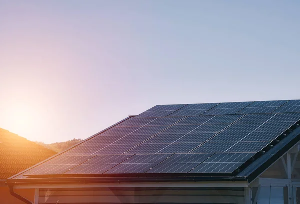 Residentieel Fotovoltaïsch Systeem Zet Zonlicht Direct Elektriciteit Zonnecellen Prachtig Huis — Stockfoto
