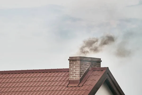 Темный Дым Выходит Дымохода Современного Дома Зимой Отопление Твердым Топливом — стоковое фото