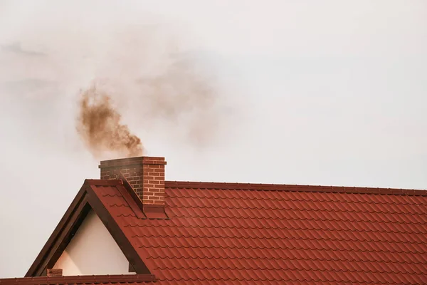 Black Smoke Comes Out Modern House Chimney Concept Global Warming — Stock Photo, Image