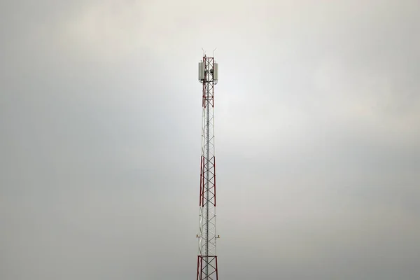 Uma Torre Telemóvel Com Céu Escuro Atrás Dela — Fotografia de Stock