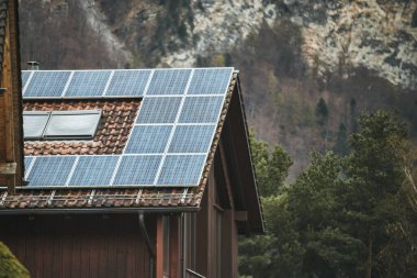Solar çatı şirketi için afiş resmi şablonu. Güneş panelleri ve güneş çatıları. Sürdürülebilir gelecek kavramı