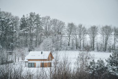 Kırsal kesimde rahat bir ev. Orman manzarası uzakta küçük, rahat, kırsal bir kır evi var. Kırsalda ücra bir ev..