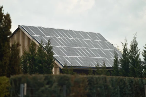 Conceito Futuro Sustentável Empresa Instalação Telhado Solar Painéis Solares Fotovoltaicos — Fotografia de Stock