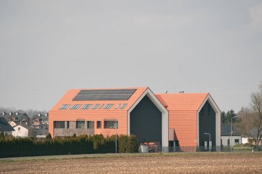 Kırsal kesimde rahat bir ev. Orman manzarası uzakta küçük, rahat, kırsal bir kır evi var. Kırsalda ücra bir ev..
