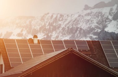 Solar çatı şirketi için afiş resmi şablonu. Güneş panelleri ve güneş çatıları. Sürdürülebilir gelecek kavramı