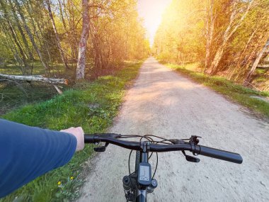 Ormanda bisiklete binen ilk kişi. Ormanda bisikletle gezen bir adam. Birinci şahıs görüşü. seyahat kavramı