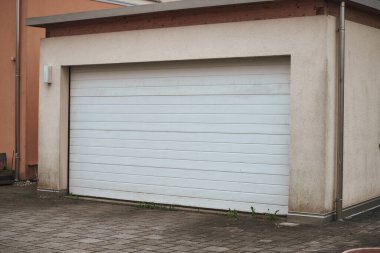 Garaj kapısı olan güzel bir evin dış görünüşü..