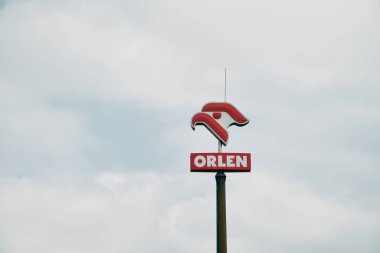 08.04.2023 Polonya, Avrupa. Mavi gökyüzünün arka planında Polonyalı petrol şirketi 