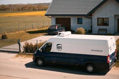 Polonya Avrupa 11.05.2023 UPS Sağlık Hizmetleri beyaz ve mavi minibüsü. Özellikle sağlık sektörü için lojistik ve tedarik zinciri çözümleri sağlamaya odaklanan UPS (United Parcel Service).