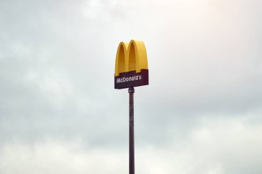 14.04.2023 Polonya, Avrupa. Otobanda McDonald 's logosu var. Fast food şirketi reklamı..