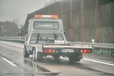 16.04.2023 Polonya, Avrupa. Boş bir kamyon otobanda gidiyor..