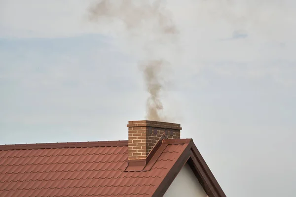 Темный Дым Выходит Дымохода Современного Дома Зимой Отопление Твердым Топливом — стоковое фото
