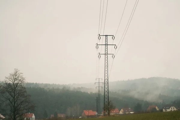 山の谷の高電圧電柱 アルプスの風景の中の電柱 — ストック写真