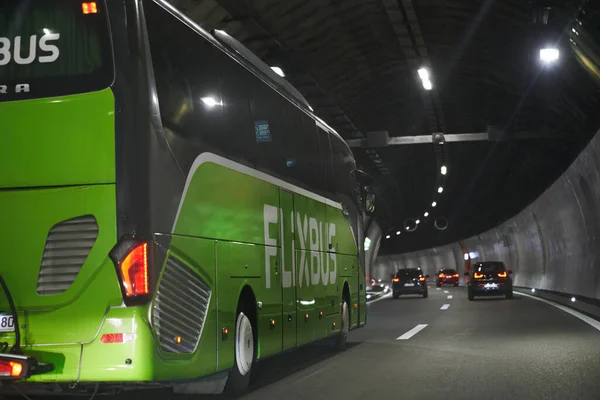 Europa Suiza 2023 Autobús Flixbus Túnel Bajo Las Montañas Los — Foto de Stock