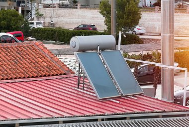 Verimli Solar Su Isıtma. Çağdaş Basınç Koleksiyoncusu çatıda. Güneş suyu ısıtması. Güneşten gelen sıcak su.