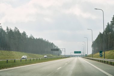 Çok şeritli otoyol. Asfalta beyaz boya sürülmüş yol işaretleri. Otobanı boşalt.