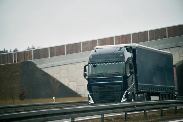 Een Grote Vrachtwagen Beweegt Snelweg Concept Van Rederij Landschap Met — Stockfoto