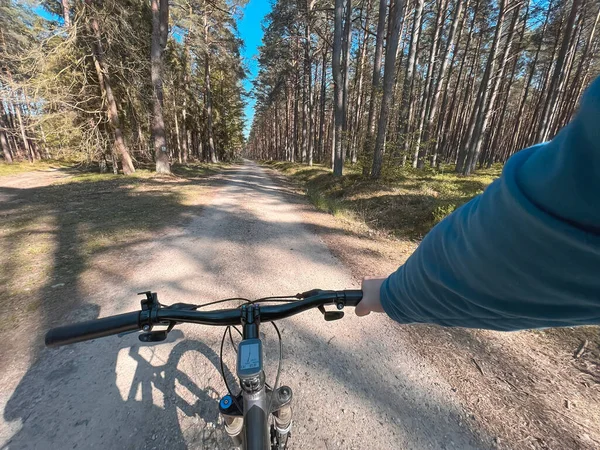 第一人称骑自行车在树林里 骑自行车的人骑自行车在森林里 第一人称视图 旅行概念 — 图库照片