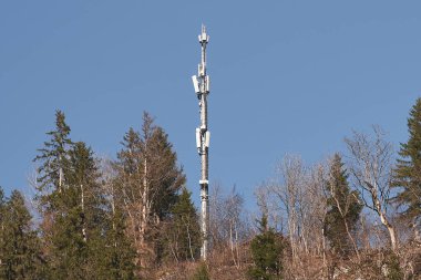 5G kule direği. Telekomünikasyon kulesi 4G ve 5G hücresel. Makro Üs İstasyonu. Radyo modüllü 5G radyo ağı telekomünikasyon ekipmanı