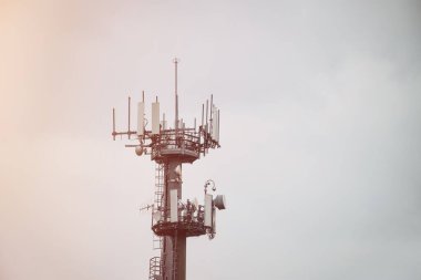 Kırsal Manzara 'daki baz istasyonu. Topluluklar 5G ve 4G ağlarına bağlanıyor. Cep telefonu için LTE İnternet kulesi