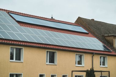 Verimli Solar Su Isıtma. Çağdaş Basınç Koleksiyoncusu çatıda. Güneş suyu ısıtması. Güneşten gelen sıcak su.