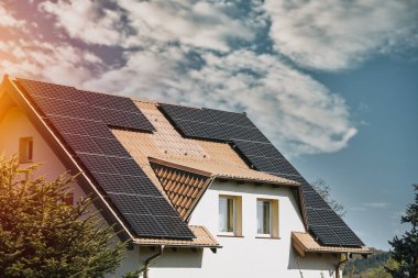 Sürdürülebilir gelecek kavramı. Solar çatı kurulum şirketi. Güneş Panelleri ve Fotovoltaik.