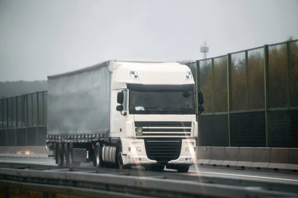 Bestelwagen Europese Snelweg Semi Vrachtwagen Met Lading Aanhanger Rijden Tunnel — Stockfoto